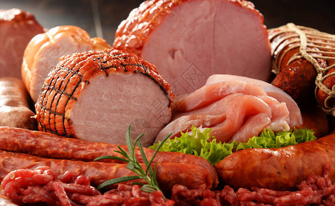 白色包装下的香肠 肉类的匠心与品质